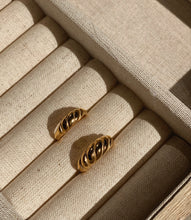Load image into Gallery viewer, Dainty Croissant Ring